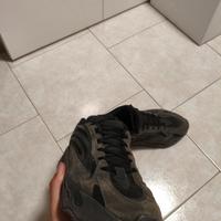 yeezy 700 V2 vanta