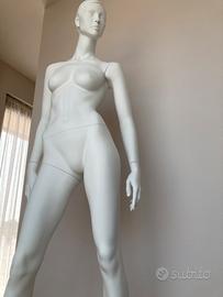 Coppia di manichini donna professionali in resina