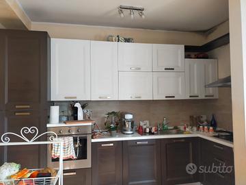 Cucina componibile con elettrodomestici 