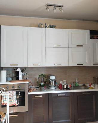 Cucina componibile con elettrodomestici 