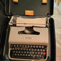 Macchina da scrivere Olivetti lettera 22