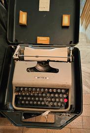 Macchina da scrivere Olivetti lettera 22