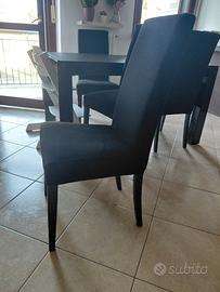 sedie nere in ecopelle  e copertura elasticizzata
