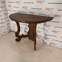 Consolle in stile con intagli