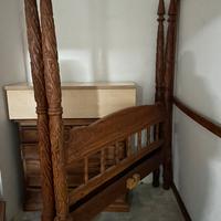 Camera da letto in legno intagliata a mano