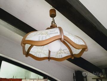 2 lampadari uguali in legno e vetro, con lampadina