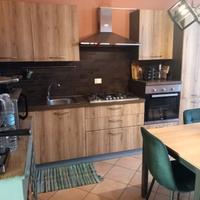 Cucina più tavolo e sedie