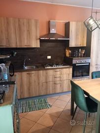 Cucina più tavolo e sedie