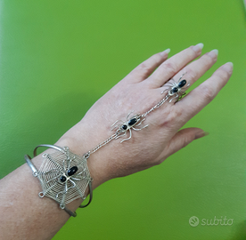 Bracciale rigido con anello