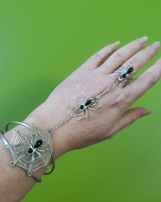 Bracciale rigido con anello