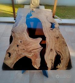 Tavolo in legno e resina 