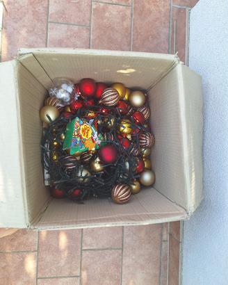 Albero di natale con decorazioni