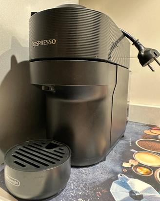 Macchina Nespresso Vertuo Pop nera con scatola
