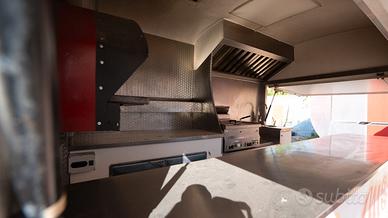 Pizzeria su rimorchio attrezzata e certificata