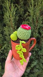 Cactus all'uncinetto con tazza in terracotta