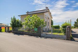 Casa indipendente con due unità autonome e ampi...