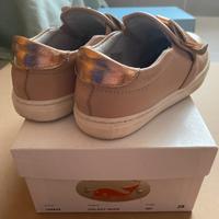 Tre paia di scarpe: Adidas, Mobidik e Lelly Kelly