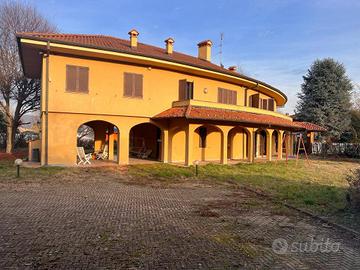 Villa di 576 m² con più di 5 locali e box auto dop