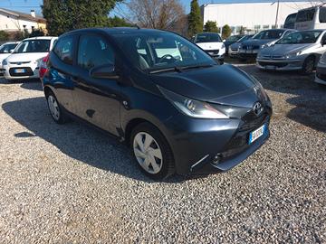 Toyota Aygo 1.0 VVT-i 69 CV 5 porte x-play MMT