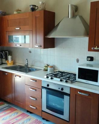 Cucina completa di elettrodomestici.