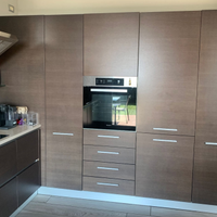 Cucina Varenna Poliform con penisola e sgabelli