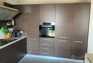 Cucina Varenna Poliform con penisola e sgabelli