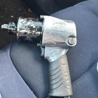 Un avvitatore a impulsi pneumatico  Ingersoll Rand
