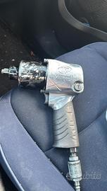 Un avvitatore a impulsi pneumatico  Ingersoll Rand