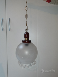 Lampadario vintage con boccia in vetro