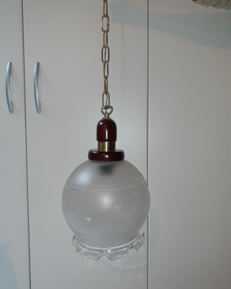 Lampadario vintage con boccia in vetro
