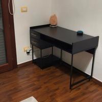 Scrivania nera modello Tedy