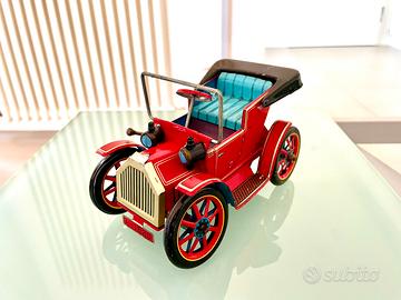 Automobile giocattolo in latta anni ‘60