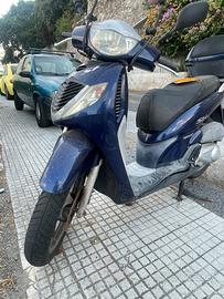 Honda Sh 150 anno 2006 prezzo trattabile lo scoote
