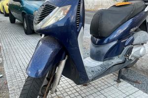 Honda Sh 150 anno 2006 prezzo trattabile lo scoote