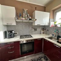 Cucina colore bordeaux e bianco