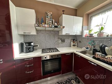 Cucina colore bordeaux e bianco