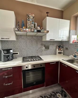 Cucina colore bordeaux e bianco