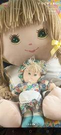 Bambola grande di stoffa con bambino piccolo 