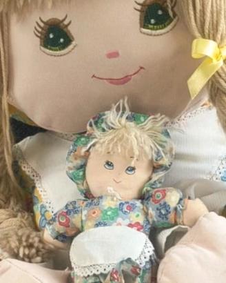 Bambola grande di stoffa con bambino piccolo 