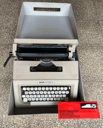 Macchina da scrivere Olivetti 25