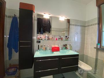 Bagno con due lavelli
