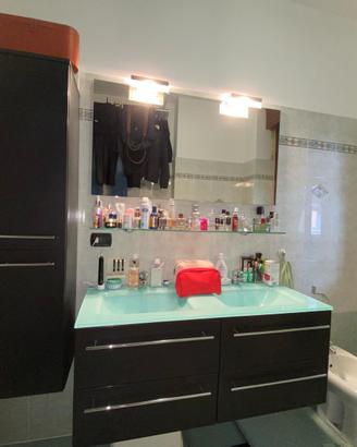 Bagno con due lavelli