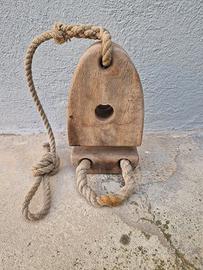 Vecchia centenaria carrucola da barca a vela