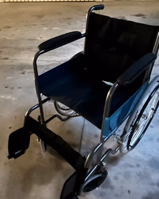 Sedia a rotelle pieghevole