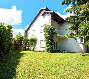 Ampia villa con due appartamenti