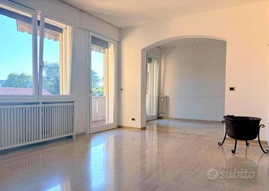 Appartamento di 117 m² con 4 locali e box auto a V