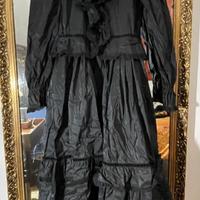 Abito nero lungo con pizzo