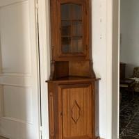 Vetrina ad angolo con cassetto