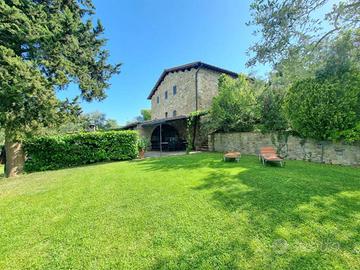 Rustico / Casale di 200 m² con più di 5 locali a B