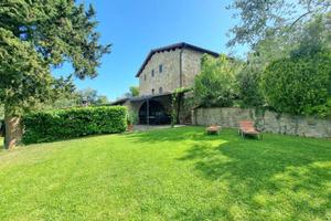 Rustico / Casale di 200 m² con più di 5 locali a B